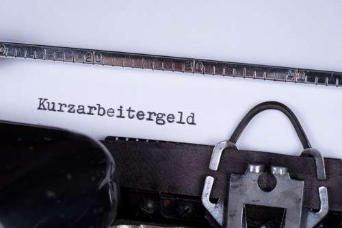 Foto: Schreibmaschine mit Aufschrift Kurzarbeitergeld